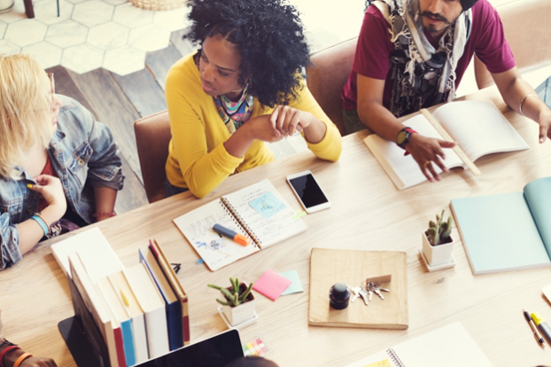 theorie-praktijk mensen bekijken de personeelsplanning