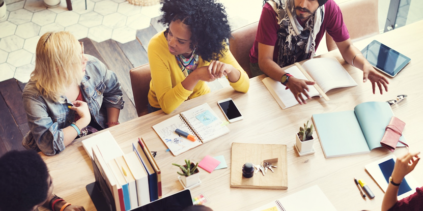 mensen bekijken de personeelsplanning