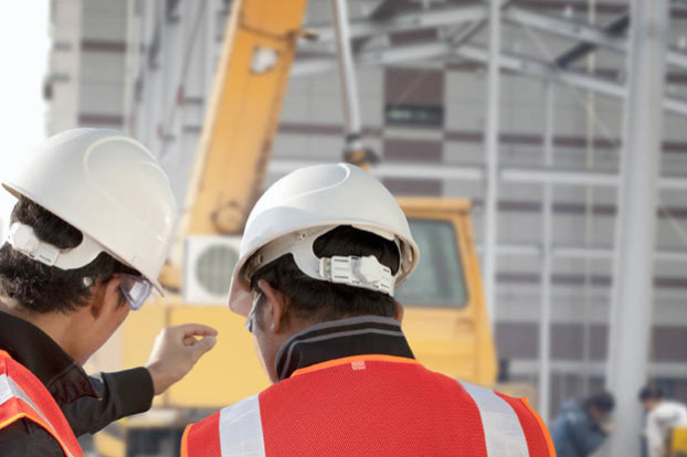 5-verassende-trends twee mannen bekijken 5 trends in maintenance