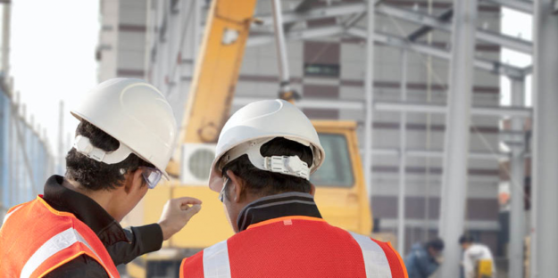 5-verassende-trends twee mannen bekijken 5 trends in maintenance