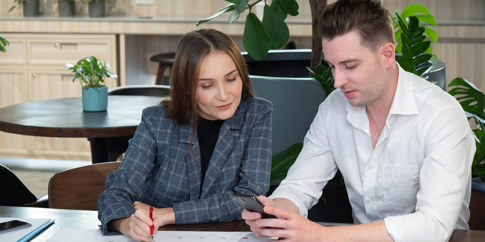 Behoud controle over het rooster 4 praktische tips Twee personen doen controle en kijken naar een telefoon