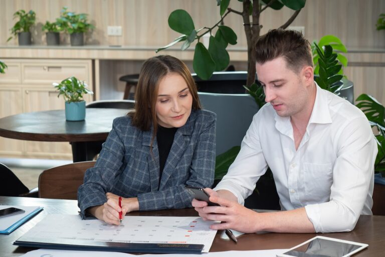 Behoud controle over het rooster 4 praktische tips Twee personen doen controle en kijken naar een telefoon