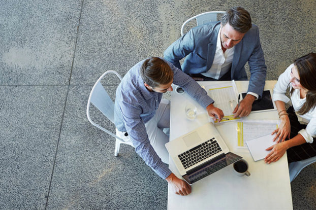 Heeft jouw organisatie te maken met deze trends? twee mannen en een vrouw bekijken de trends