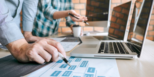 team-professional-developer-programmer-cooperation-meeting-brainstorming-programming-website-working-software-coding-technology-writing-codes-database_122498-238 Werkrooster maken op papier symagic