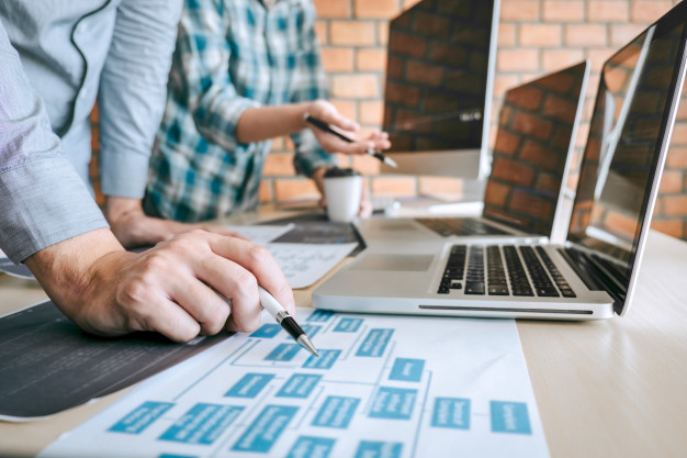 team-professional-developer-programmer-cooperation-meeting-brainstorming-programming-website-working-software-coding-technology-writing-codes-database_122498-238 Werkrooster maken op papier symagic